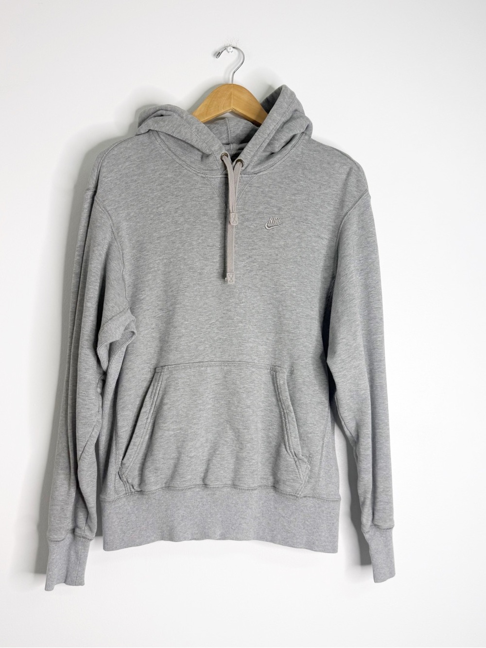 Nike Sportswear Men’s Medium Heather Gray Pullover Hoodie Embroidered Logo